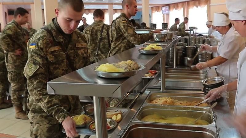 Фрукти, соки та печиво: Міноборони тестує нове меню для солдатів Фрукти, соки та печиво: Міноборони тестує нове меню для солдатів
