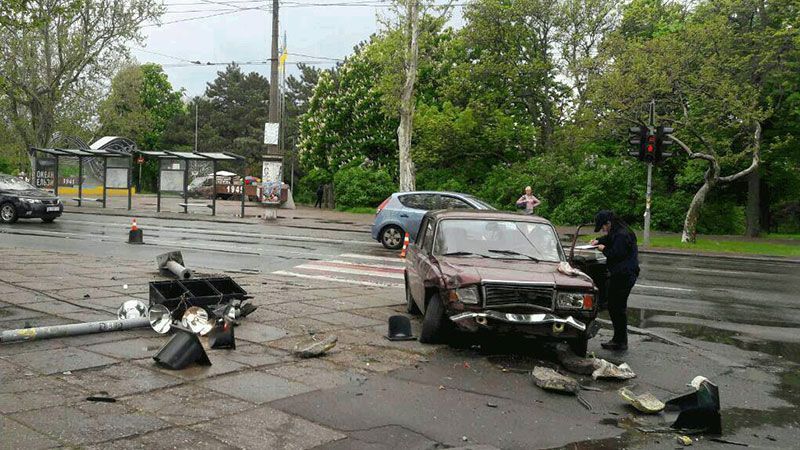Автомобиль сбил четырех пешеходов на тротуаре в Одессе