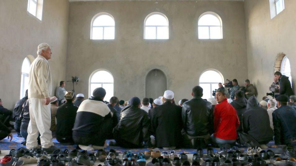 Російські спецслужби у Криму зненацька нагрянули у мечеть: затримали понад 100 мусульман
