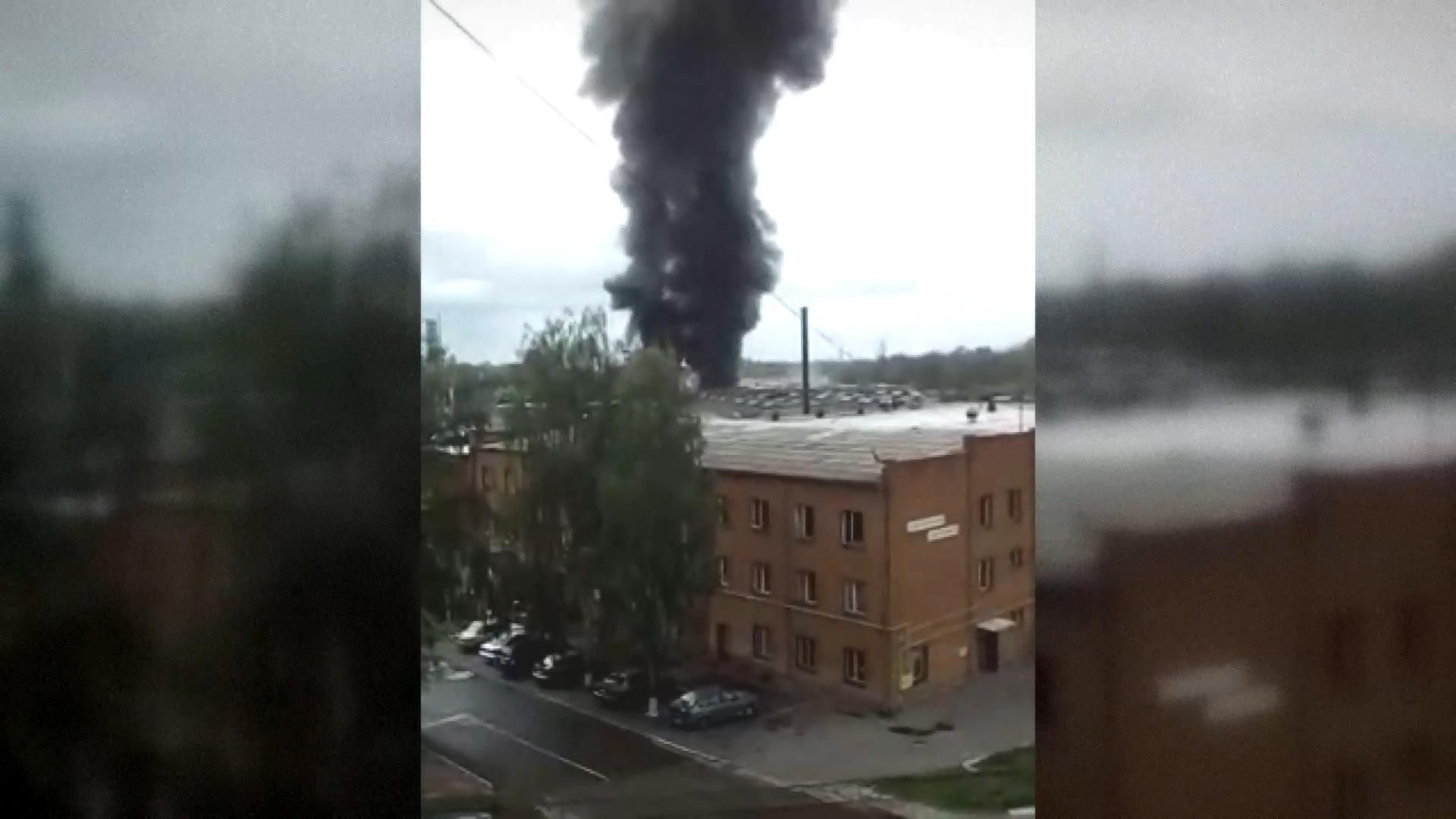Майже сотня пожежників гасять лакофарбовий завод у Броварах