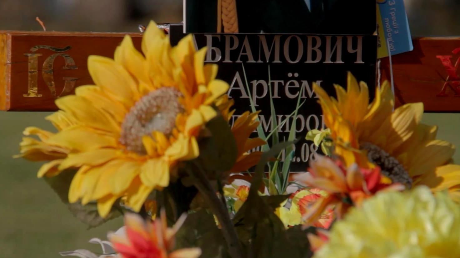 Неизвестные грабят могилы погибших бойцов в Житомире