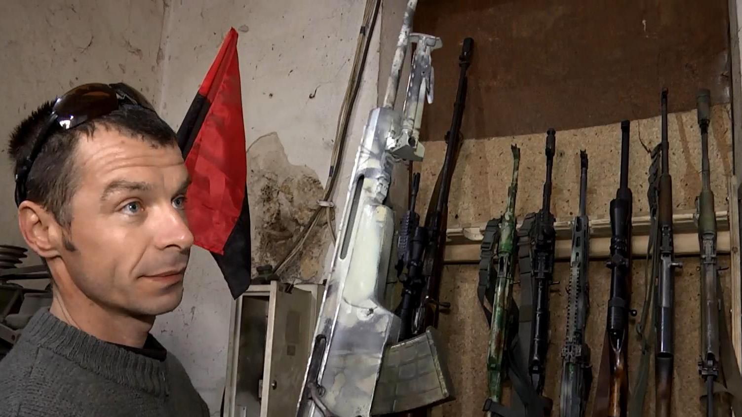 Как бойцы делают из металлолома мощное оружие Как бойцы делают из металлолома мощное оружие