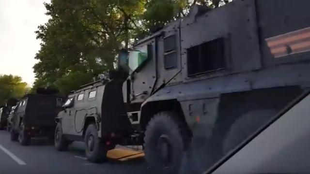 Як Росія бойовиків до параду готує: колону новенької військової техніки засікли під Ростовом Як Росія бойовиків до параду готує: колону новенької військової техніки засікли під Ростовом