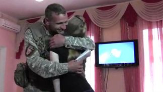 Дуже зворушлива історія. Кіборг знайшов дівчинку, чий лист оберігав його в боях