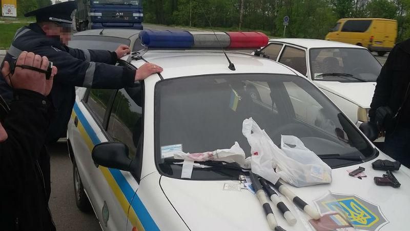 Поліцейські вдавали ДАІшників і розводили водіїв на гроші Поліцейські вдавали ДАІшників і розводили водіїв на гроші