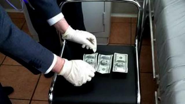 Поліцейські, що мали боротись з бурштиновою мафією, погоріли на хабарі Поліцейські, що мали боротись з бурштиновою мафією, погоріли на хабарі