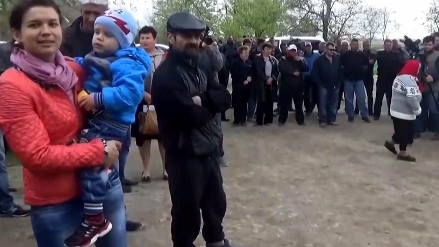 На кордоні з Кримом назріває бунт: люди не хочуть бачити українських військових
На кордоні з Кримом назріває бунт: люди не хочуть бачити українських військових