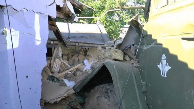 П’яний військовий на "Уралі" на повній швидкості влетів у житловий будинок П’яний військовий на "Уралі" на повній швидкості влетів у житловий будинок