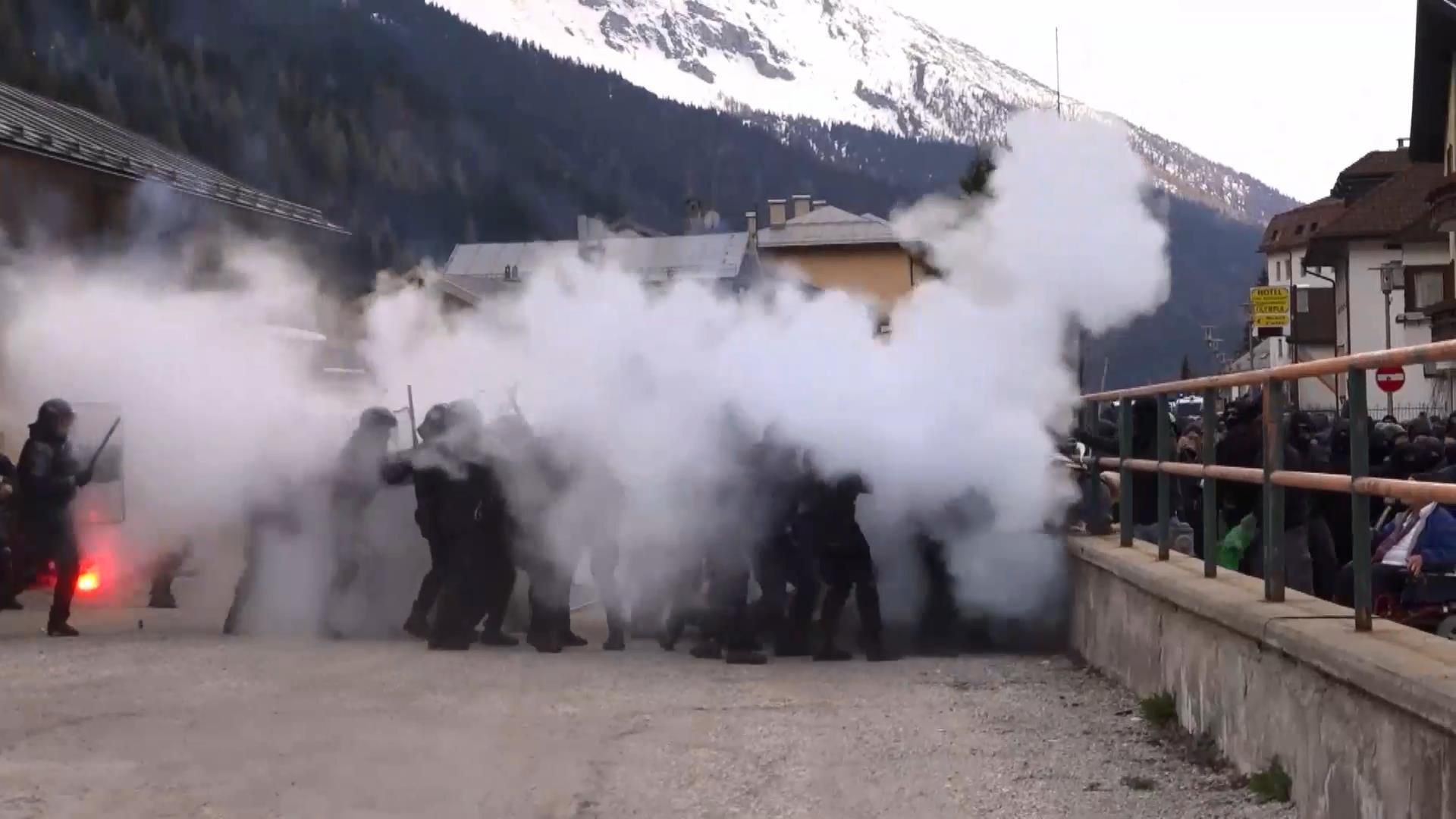 Італійські анархісти поранили чотирьох поліцейських Італійські анархісти поранили чотирьох поліцейських