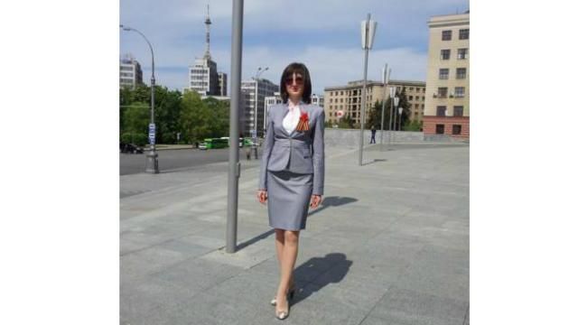 Як чиновниця з Донецької ОДА прославляє Путіна, хизується "колорадською" стрічкою і Кримом Як чиновниця з Донецької ОДА прославляє Путіна, хизується "колорадською" стрічкою і Кримом