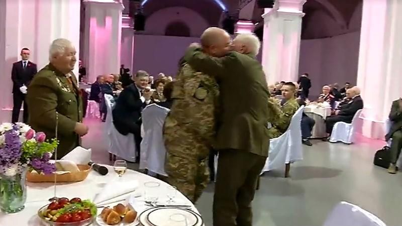 Ветерани УПА та Червоної армії обмінялись кашкетами у день примирення Ветерани УПА та Червоної армії обмінялись кашкетами у день примирення