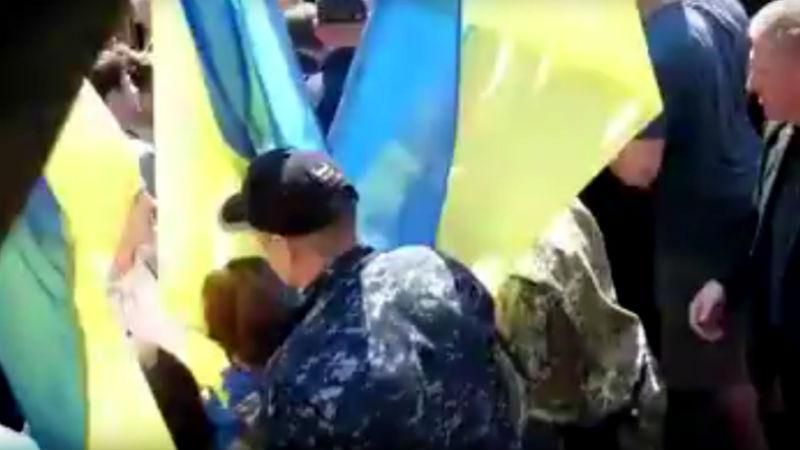 Возложение цветов в Харькове переросло в столкновения Возложение цветов в Харькове переросло в столкновения