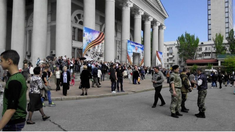 Військовий парад у Донецьку: людей звозять автобусами 