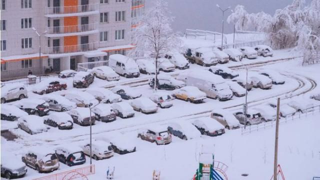 Сильний сніг раптово випав у Росії: з’явилися фото 