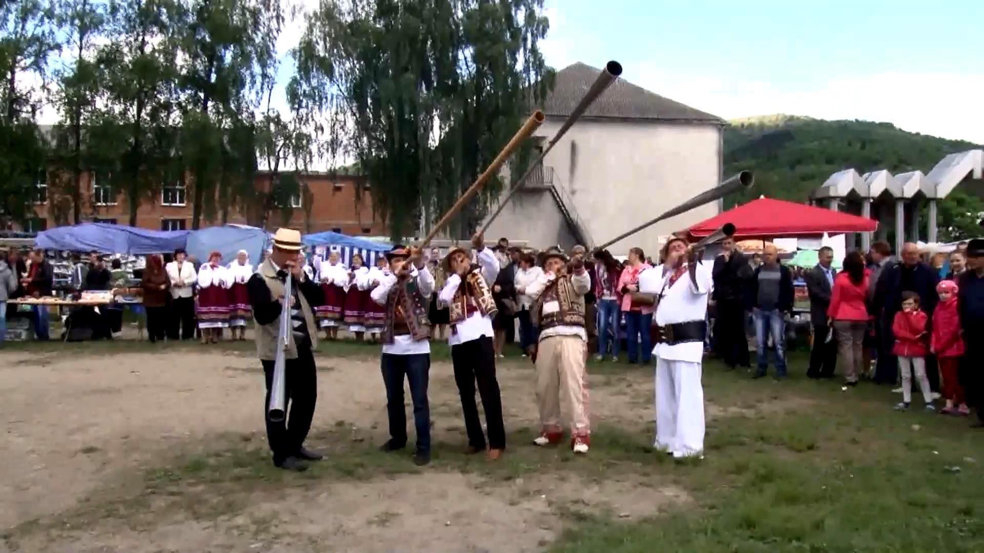Пастухов с овцами провели в высокие горы на Закарпатье Пастухов с овцами провели в высокие горы на Закарпатье