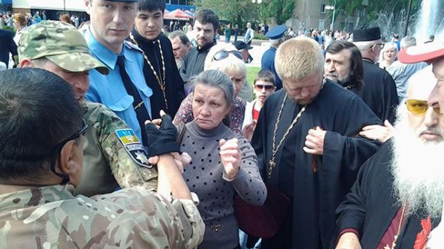 Священик з георгіївською стрічкою спровокував сутичку на Запоріжжі Священик з георгіївською стрічкою спровокував сутичку на Запоріжжі