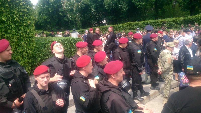 Провокаторів з комуністичною символікою затримали у Києві 