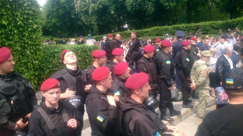 Провокаторов с коммунистической символикой задержали в Киеве Провокаторов с коммунистической символикой задержали в Киеве