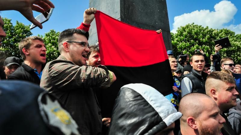 Неспокойное 9 мая: появились фото драк в Киеве