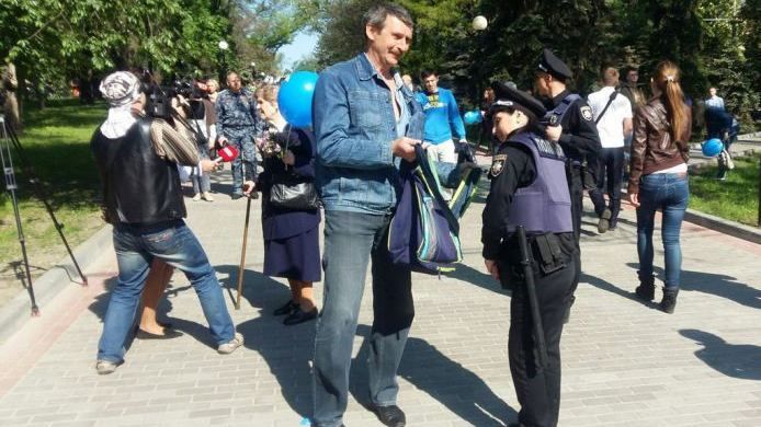 9 травня Дніпропетровськ святкує з озброєними затриманими та портретами Сталіна 9 травня Дніпропетровськ святкує з озброєними затриманими та портретами Сталіна