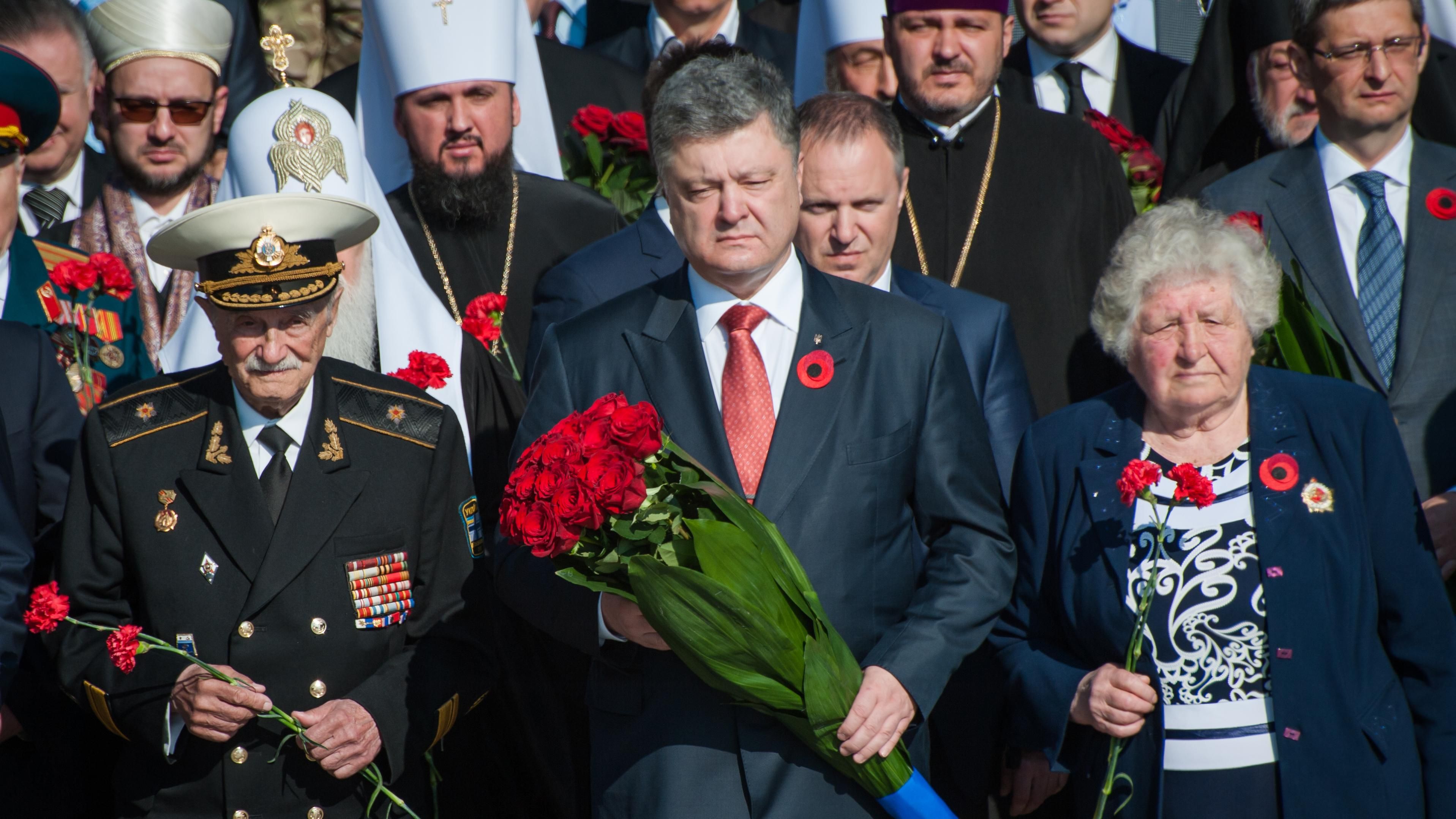 Порошенко з першими особами вшанував пам’ять загиблих у Другій світовій війні Порошенко з першими особами вшанував пам’ять загиблих у Другій світовій війні