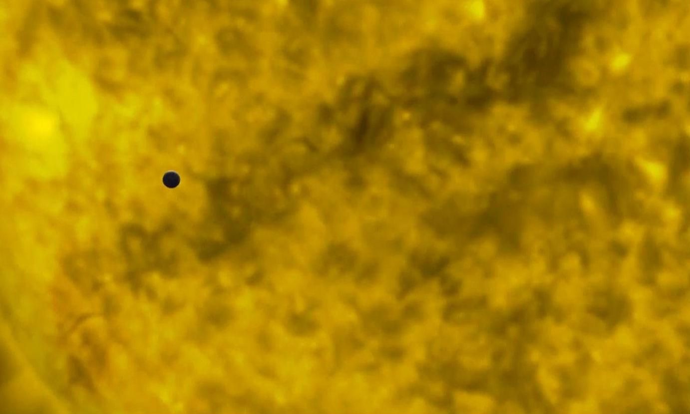 Космический балет устроила самая маленькая планета Солнечной системы Космический балет устроила самая маленькая планета Солнечной системы