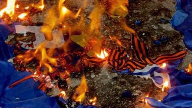Прапор "Партії регіонів" та георгіївські стрічки активісти спалили у Краматорську Прапор "Партії регіонів" та георгіївські стрічки активісти спалили у Краматорську
