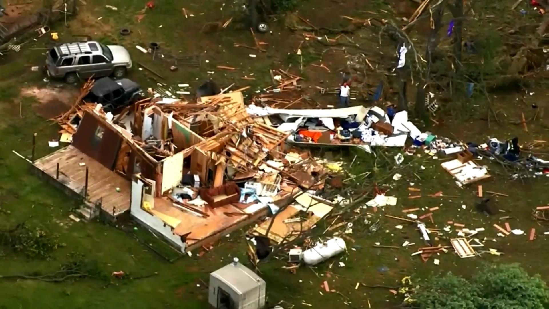 Нищівні торнадо пройшлися Сполученими Штатами, є жертви Нищівні торнадо пройшлися Сполученими Штатами, є жертви