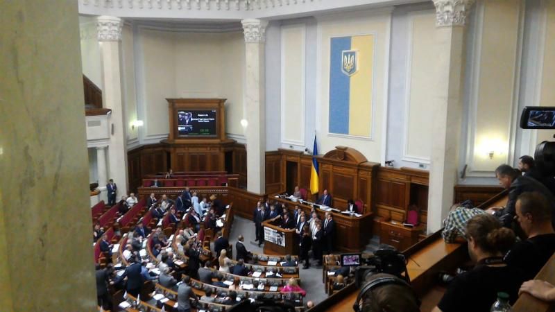 Радикали заблокували трибуну Ради: вимагають розслідування офшорного скандалу Радикали заблокували трибуну Ради: вимагають розслідування офшорного скандалу