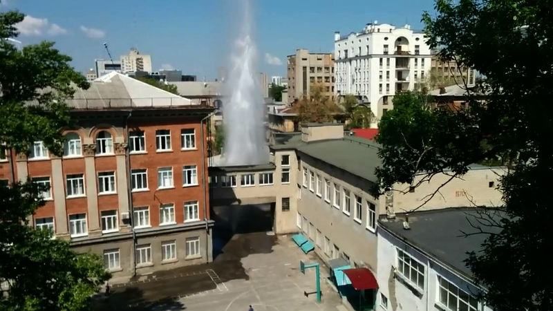 Посеред уроків в школі "пробився" багатометровий фонтан води у Харкові: з'явилося відео