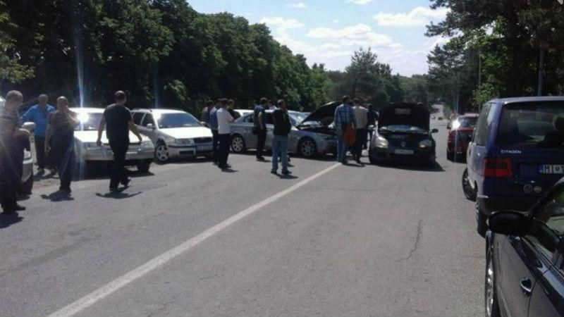 На Закарпатье водители полностью заблокировали выезд в Словакию