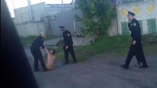 Голая девушка разгуливала по Кременчугу: появились фото 18+ Голая девушка разгуливала по Кременчугу: появились фото 18+