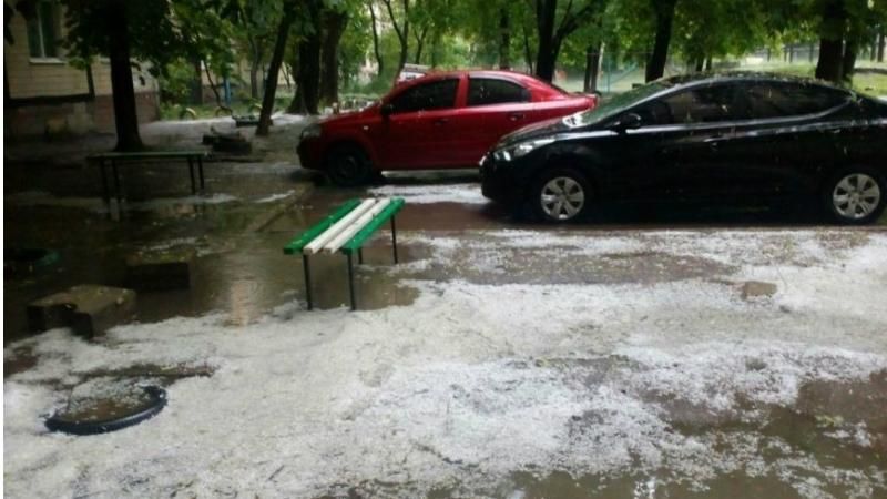 Рясний град засипав Дніпропетровськ: ефектні фото та відео Рясний град засипав Дніпропетровськ: ефектні фото та відео