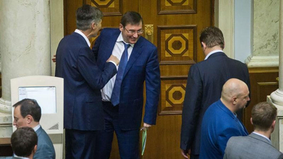 Депутати показали, як "врятували" ГПУ від Луценка Депутати показали, як "врятували" ГПУ від Луценка