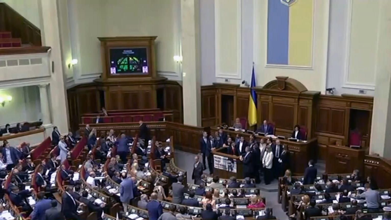 Нервовий день у Раді: заблокована трибуна та провалений закон під Луценка Нервовий день у Раді: заблокована трибуна та провалений закон під Луценка