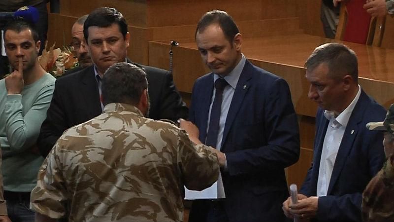 Если будете заниматься ерундой, будем бить по шее, — участник АТО отчитал чиновника Если будете заниматься ерундой, будем бить по шее, — участник АТО отчитал чиновника