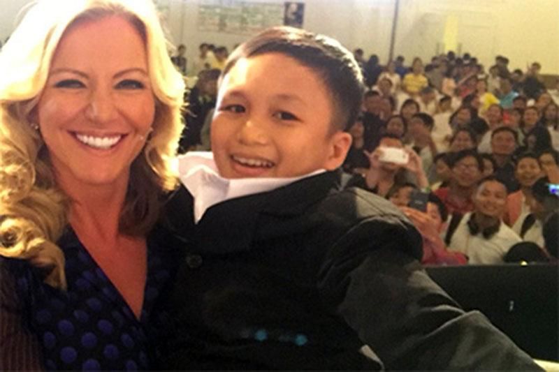 Курьез: британская баронесса взяла взрослого мужчину на руки, приняв его за ребенка Курьез: британская баронесса взяла взрослого мужчину на руки, приняв его за ребенка