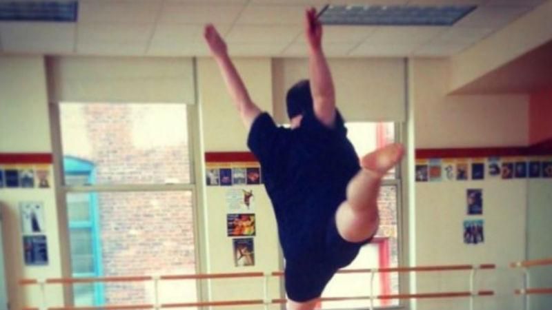 Руйнуючи стереотипи: пишнотілий танцівник підкорив мережу виконанням балету 