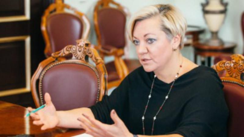 На травневі вихідні Гонтарева літала в Париж, а Яценюк їздив до Дещиці На травневі вихідні Гонтарева літала в Париж, а Яценюк їздив до Дещиці