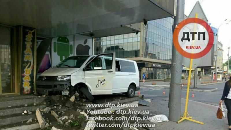 Мікроавтобус врізався у готель в Києві