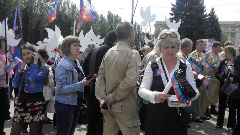 В окупований Донецьк автобусами звозять бюджетників та школярів: з'явились фото В окупований Донецьк автобусами звозять бюджетників та школярів: з'явились фото