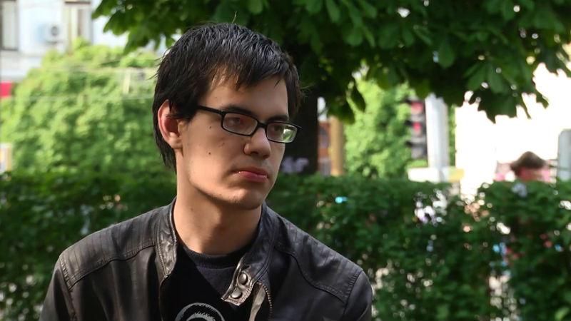 Росіянин пішки прийшов в Україну, щоб попросити політичного притулку Росіянин пішки прийшов в Україну, щоб попросити політичного притулку