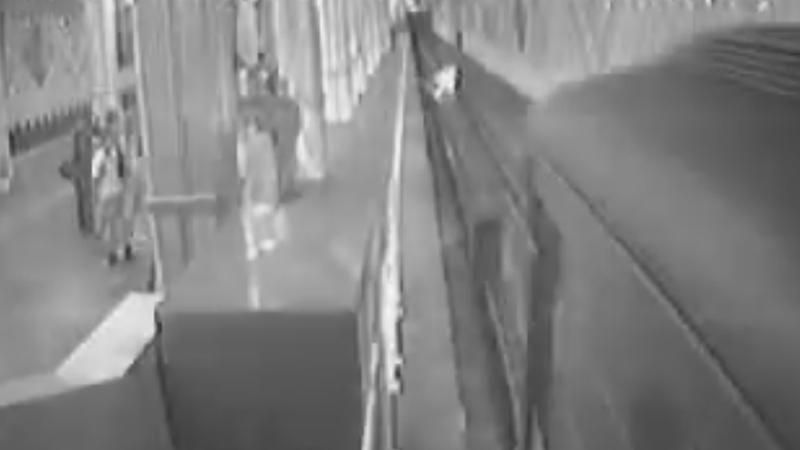 Жінка з двома дітьми стрибнула під поїзд у метро: моторошне відео 