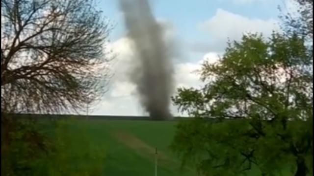 Великий смерч пронісся під Тернополем: з’явилися фото і відео