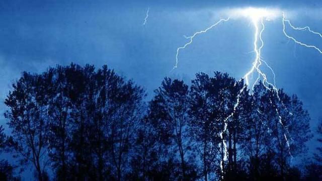 Від удару блискавки загинула жінка на Одещині Від удару блискавки загинула жінка на Одещині