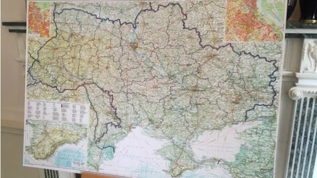 Російській делегації на переговорах у Берліні показали, чий Крим Російській делегації на переговорах у Берліні показали, чий Крим