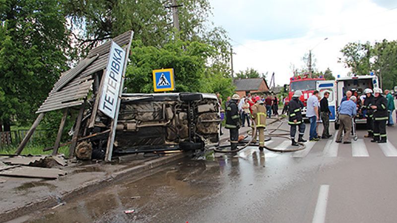 Автомобиль врезался в остановку на Житомирщине