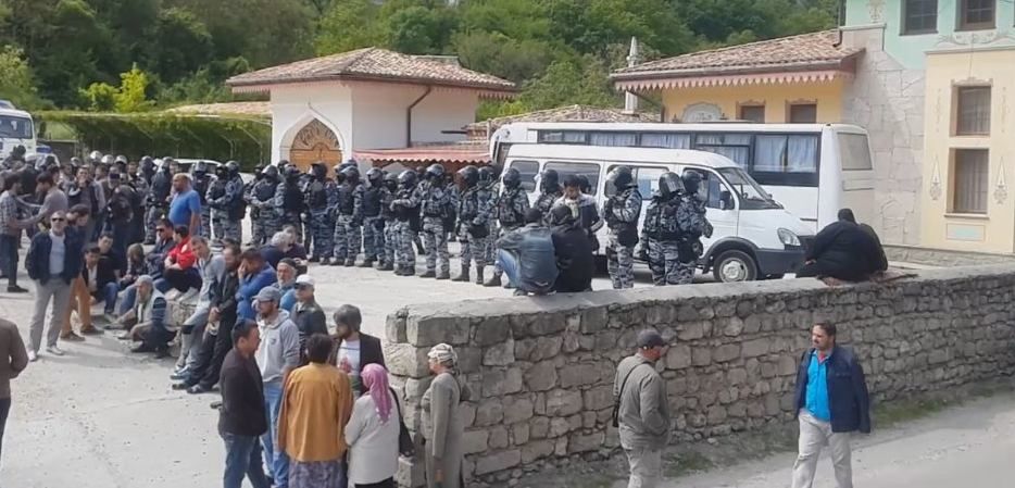 Обшуки та арешти татар у Бахчисараї: з'явились шокуючі фото та відео