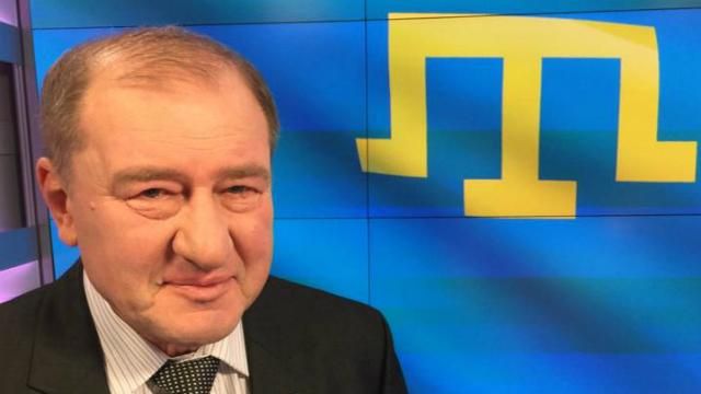 Біля дому Умерова десятки кримських татар: ФСБ проводить обшук Біля дому Умерова десятки кримських татар: ФСБ проводить обшук