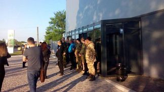 На виступ Лободи у Франківську ніхто не прийшов – активісти заблокували зал